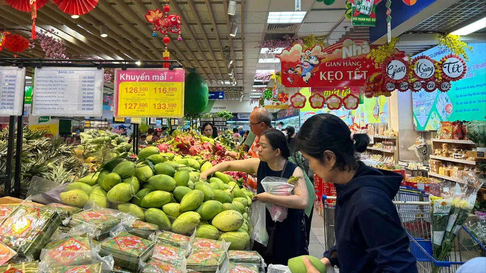 Người tiêu dùng chọn mua sản phẩm tại một siêu thị thuộc Saigon Co.op