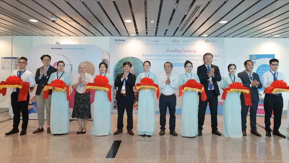 Ông Đinh Anh Tuấn, Vụ Trưởng vụ Sức khoẻ Bà mẹ và Trẻ em (Bộ Y tế) cùng các đại biểu cắt băng khánh thành