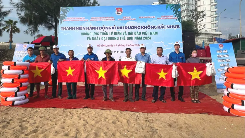 Trao tặng cờ Tổ quốc và thuốc chữa bệnh cho ngư dân 