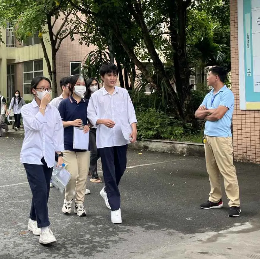 Thí sinh đến điểm thi Phúc Lợi.jpg