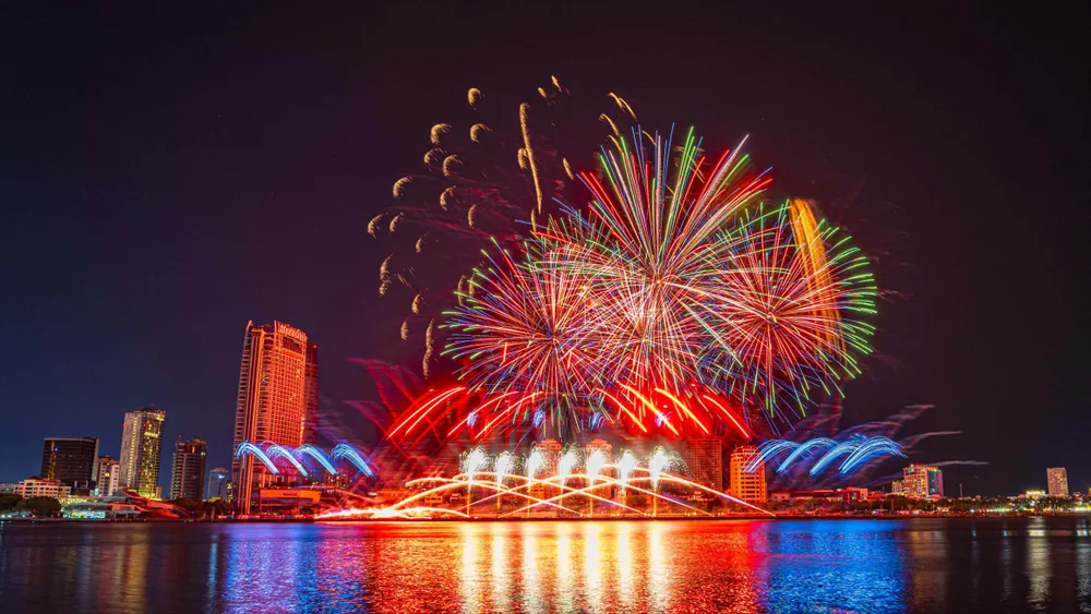 Màn trình diễn của đội pháo hoa Phần Lan trong đêm thi thứ 4