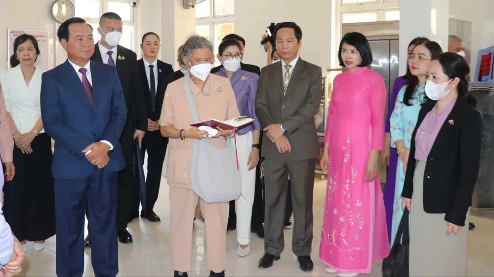 Công chúa Thái Lan Maha Chakri Sirindhorn thăm Trường Tiểu học Nguyễn Tất Thành ở Quảng Trị