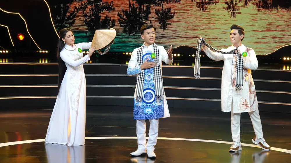 Tiết mục thi diễn liên ca cảnh "Tiếng lòng phương Nam". Ảnh: THÚY BÌNH