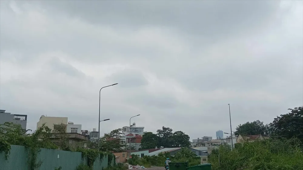 Sáng ngày 17-9, nhiều khu vực ở TPHCM trời âm u, nhiều mây