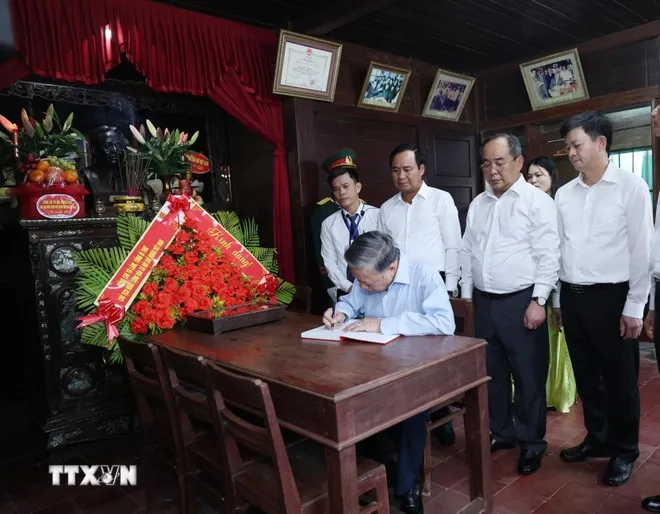 Tổng Bí thư, Chủ tịch nước Tô Lâm ghi lưu bút tại Khu lưu niệm Tổng Bí thư Lê Duẩn. Ảnh: TTXVN