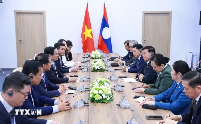 Thủ tướng Phạm Minh Chính gặp Tổng Bí thư, Chủ tịch nước Lào Thongloun Sisoulith. Ảnh: TTXVN