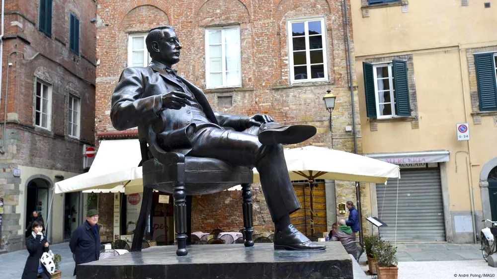 Tượng nhà soạn nhạc Giacomo Puccini ở tỉnh Lucca, Italy, quê hương của ông. Ảnh: IMAGO