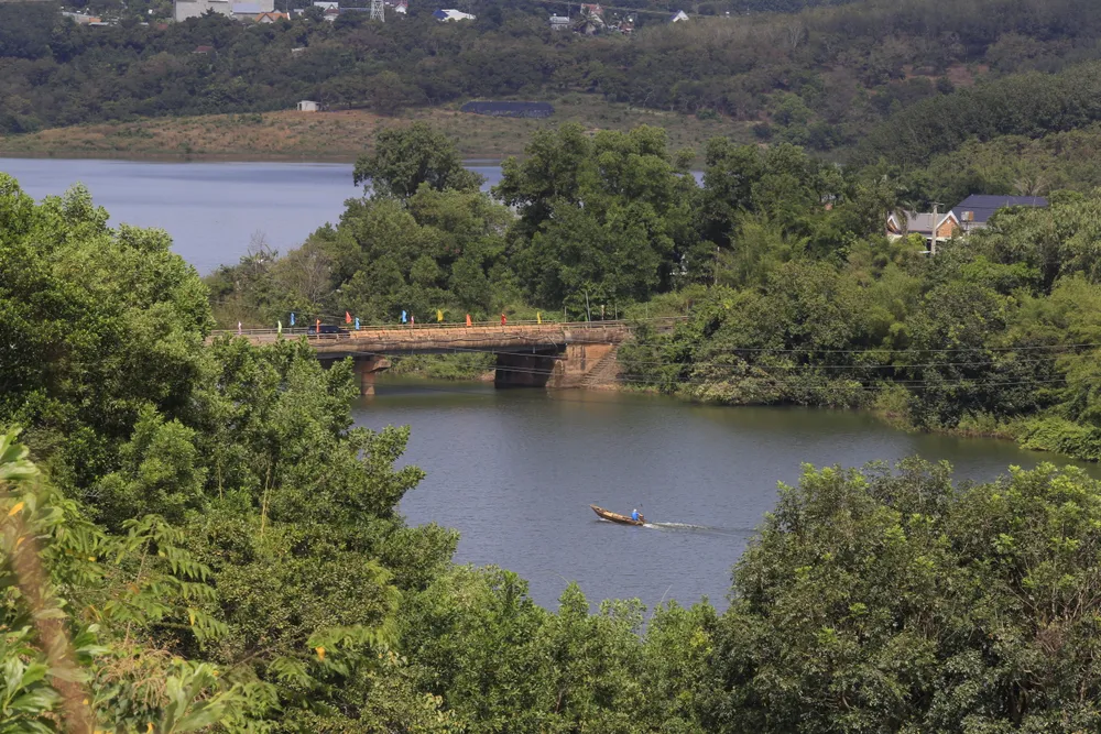 Bù Đăng được bao bọc bới màu xanh của cây trái có nhiều cảnh quan đẹp.JPG