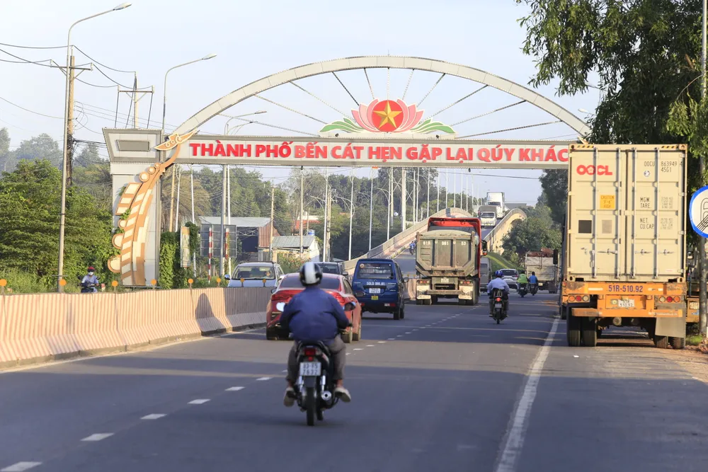 Trục đường giao thông chính qua TP Bến Cát được đầu tư nâng cấp phục vụ giao thương phát triển kinh tế.JPG