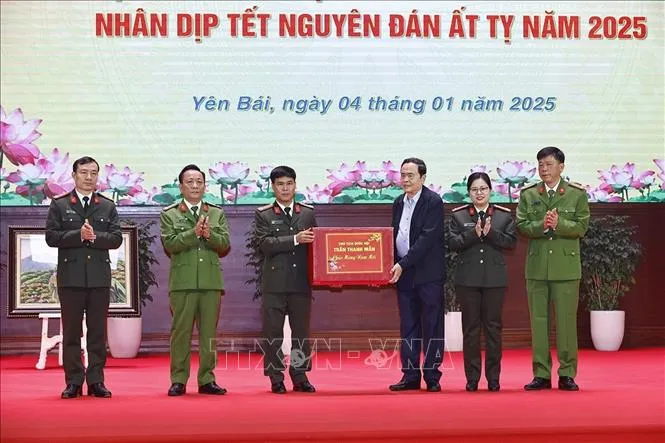 Chủ tịch Quốc hội Trần Thanh Mẫn tặng quà tết cho Công an tỉnh Yên Bái. Ảnh: TTXVN