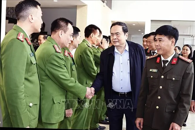 Chủ tịch Quốc hội Trần Thanh Mẫn với Công an tỉnh Yên Bái. Ảnh: TTXVN