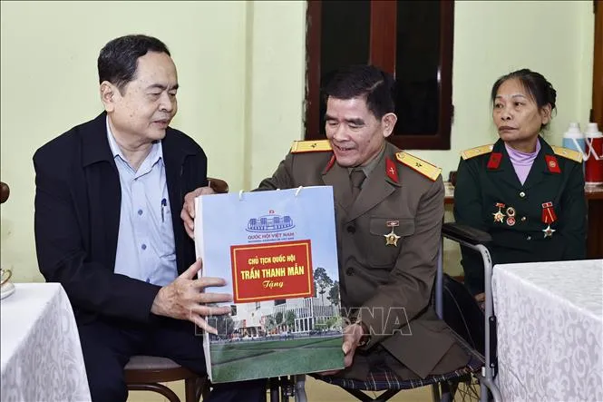 Chủ tịch Quốc hội Trần Thanh Mẫn thăm hỏi, tặng quà ông Nguyễn Trọng Hùng (1962), thương binh 1/4 (tỉ lệ tổn thương cơ thể 91%) tại thành phố Yên Bái. Ảnh: TTXVN