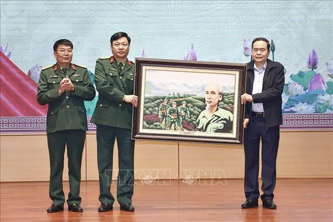 Chủ tịch Quốc hội Trần Thanh Mẫn tặng ảnh Bác Hồ cho cán bộ, chiến sĩ Bộ Chỉ huy Quân sự tỉnh Yên Bái. Ảnh: TTXVN