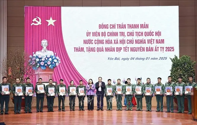 Chủ tịch Quốc hội Trần Thanh Mẫn tặng quà tết cho các cán bộ, chiến sĩ Bộ Chỉ huy Quân sự tỉnh Yên Bái có hoàn cảnh khó khăn. Ảnh: TTXVN