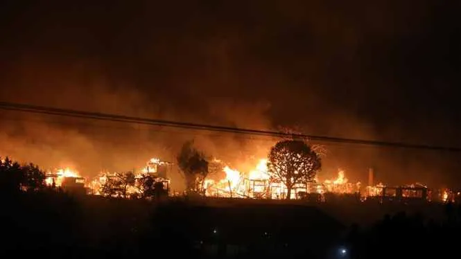 Cháy rừng dữ dội tại Los Angeles, bang California, Mỹ. Ảnh: THX/TTXVN