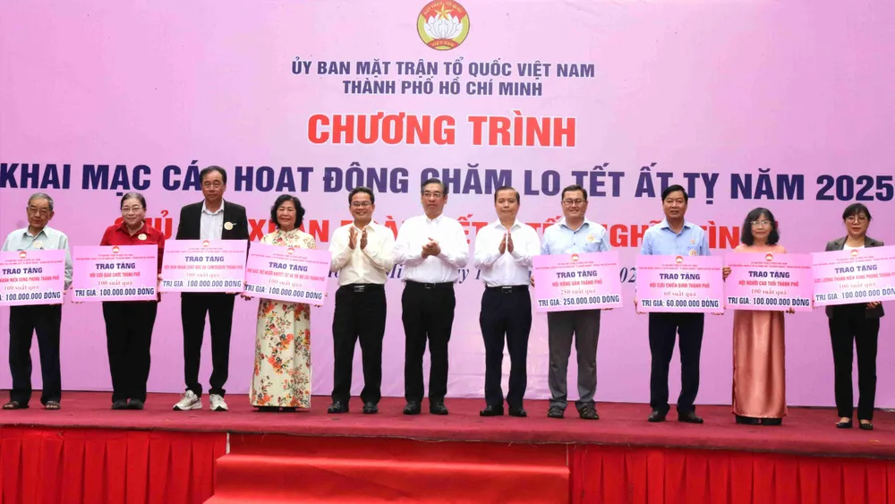 Ông Nguyễn Phước Lộc trao bảng tượng trưng chăm lo tết người khó khăn đến các đơn vị, tổ chức thành viên của Ủy ban MTTQ Việt Nam TPHCM