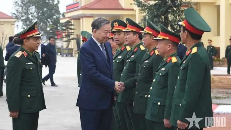 Lãnh đạo Binh chủng Pháo binh và Lữ đoàn Tên lửa 490 đón Tổng Bí thư Tô Lâm. Ảnh: QĐND