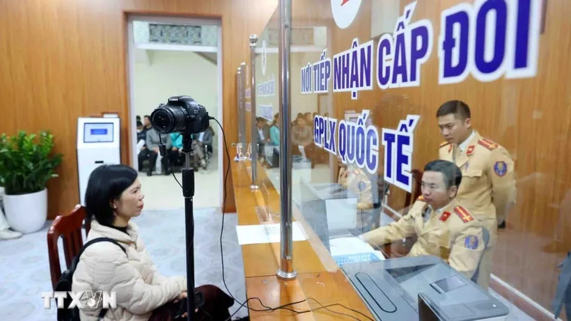 Làm thủ tục cấp, đổi giấy phép lái xe cho công dân. Ảnh: TTXVN