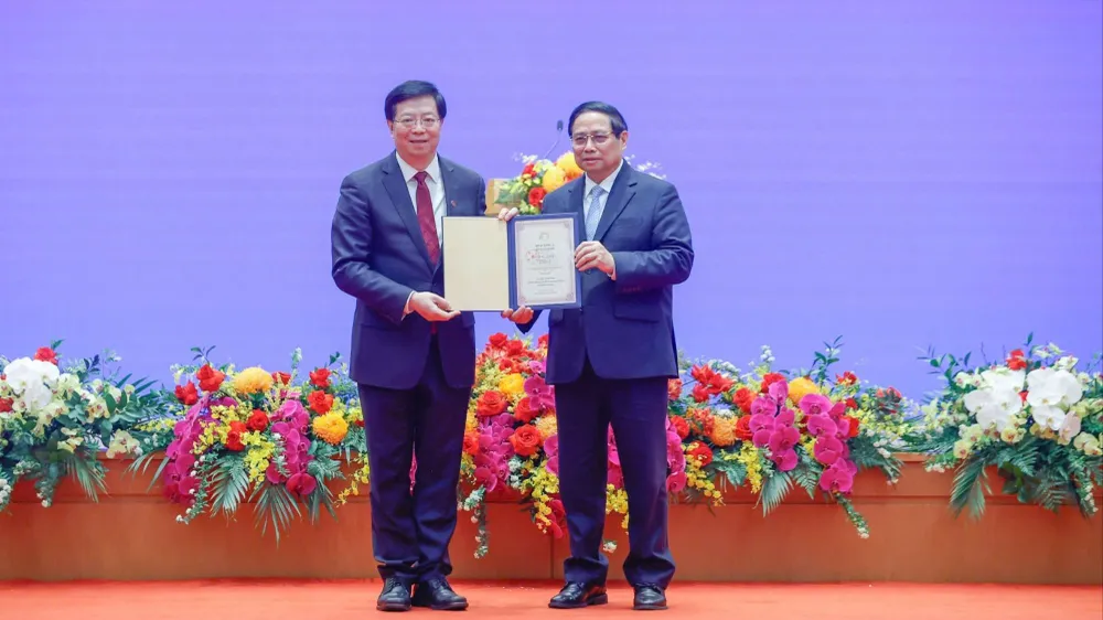 GS-TS Khưu Dũng, Bí thư Đảng ủy Đại học Thanh Hoa, Trung Quốc trao tặng Thủ tướng Phạm Minh Chính danh hiệu "Giáo sư danh dự" Đại học Thanh Hoa. Ảnh: VIẾT CHUNG