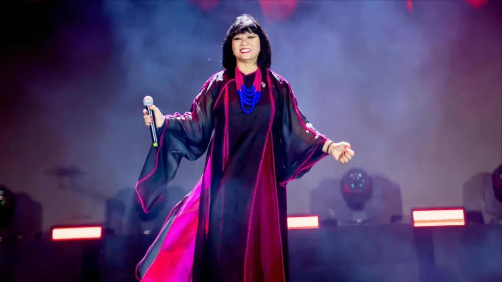 Ca sĩ Cẩm Vân biểu diễn bài hát "Khát vọng" (nhạc: Phạm Minh Tuấn, thơ: Đặng Viết Lợi). Ảnh: HTV