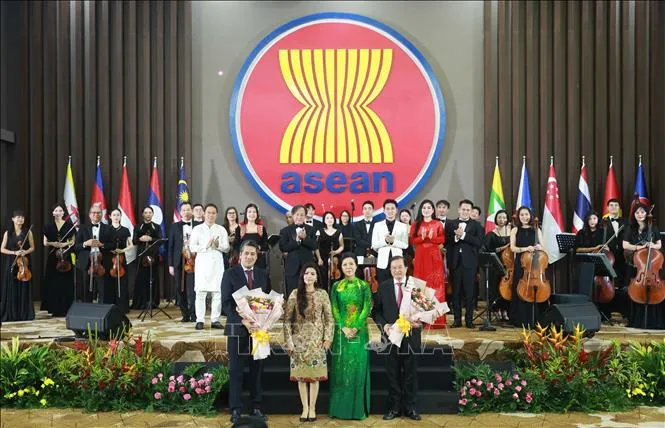 Phu nhân Tổng Bí thư Tô Lâm và Phu nhân Tổng Thư ký ASEAN Kao Kim Hourn chúc mừng đoàn nghệ thuật trình diễn tại buổi lễ. Ảnh: TTXVN