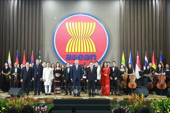 Tổng Bí thư Tô Lâm và Tổng Thư ký ASEAN Kao Kim Hourn chụp ảnh chung với đoàn nghệ thuật trình diễn tại buổi lễ. Ảnh: TTXVN