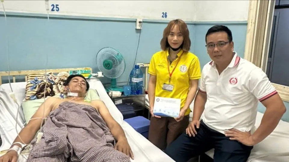 Giám đốc Trung tâm Thể thao dưới nước TPHCM Hoàng Đức Tân (phải) đến thăm hỏi, động viên HLV Võ Văn Tìm 