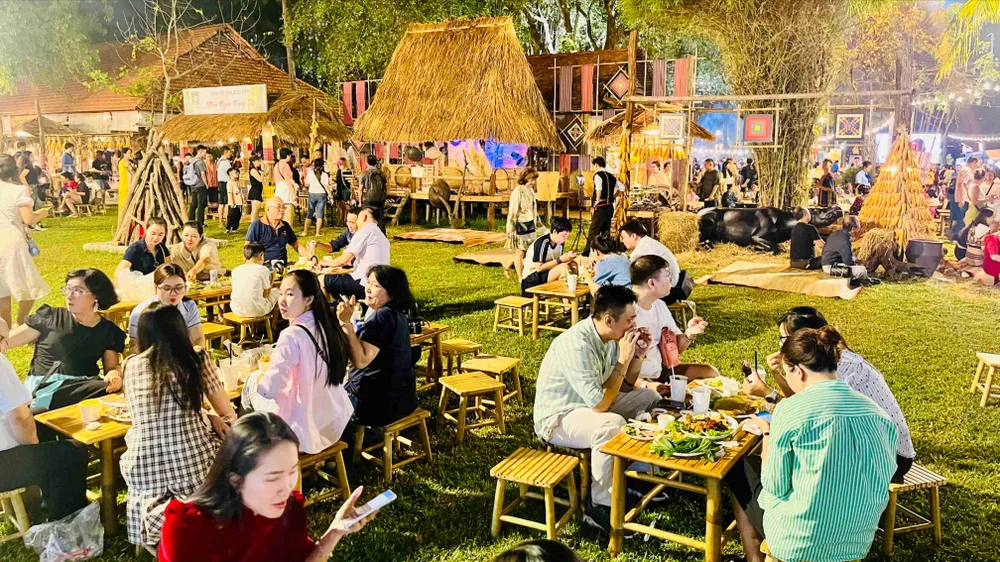 Người dân thưởng thức ẩm thực tại lễ hội, tối 27-3