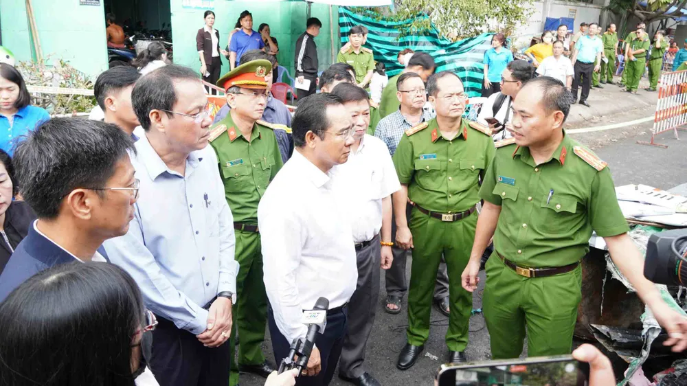 Đại tá Trần Văn Hiếu, Trưởng Phòng PC07 báo cáo về vụ cháy với Chủ tịch UBND TPHCM Nguyễn Văn Được