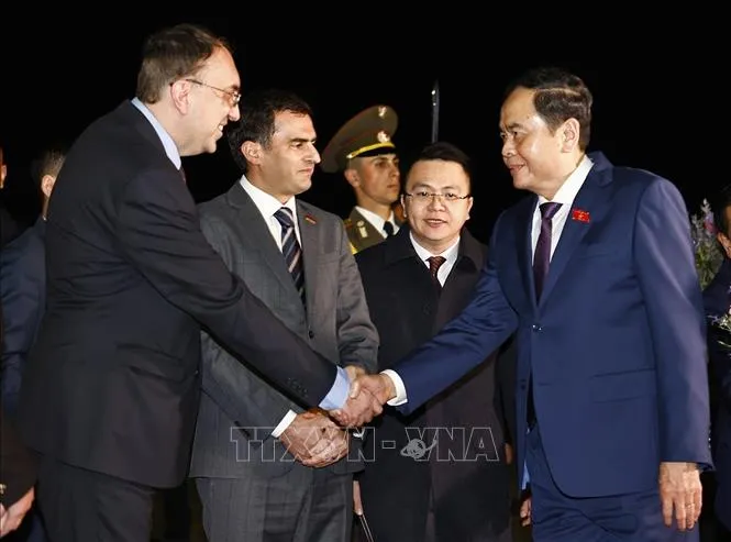 vna_potal_chu_tich_quoc_hoi_den_yerevan_bat_dau_tham_chinh_thuc_armenia_stand (1).jpg