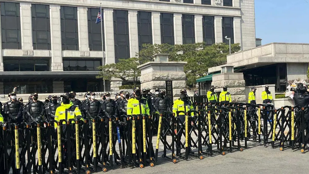 Cảnh sát tăng cường bảo vệ trước Tòa án Hiến pháp Hàn Quốc trong phiên buộc tội ông Yoon Suk-yeol. Ảnh: CNA