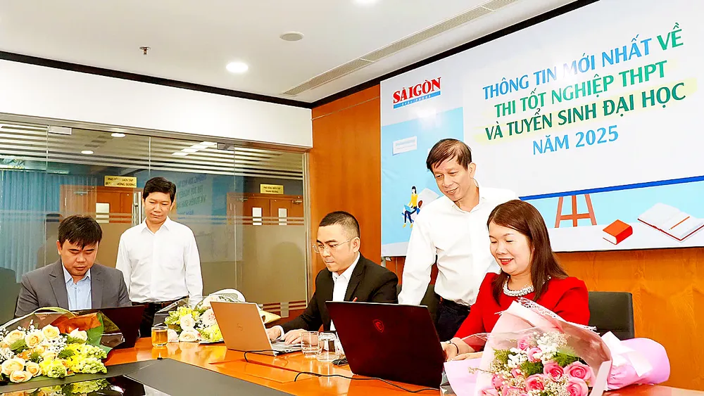 Phó Tổng Biên tập phụ trách Báo SGGP Nguyễn Khắc Văn trao đổi nội dung giao lưu cùng các khách mời. Ảnh: HOÀNG HÙNG