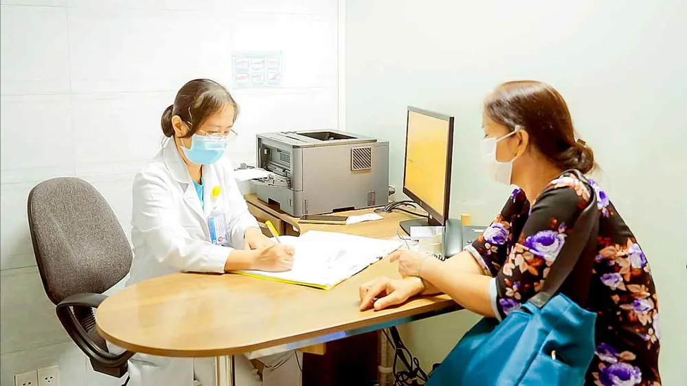 Bác sĩ CKI Lê Thị Thúy Uyên, khoa Nội thần kinh, Bệnh viện Thống Nhất (TPHCM) tư vấn cho một bệnh nhân suy giảm trí nhớ. Ảnh: KIM HUYỀN