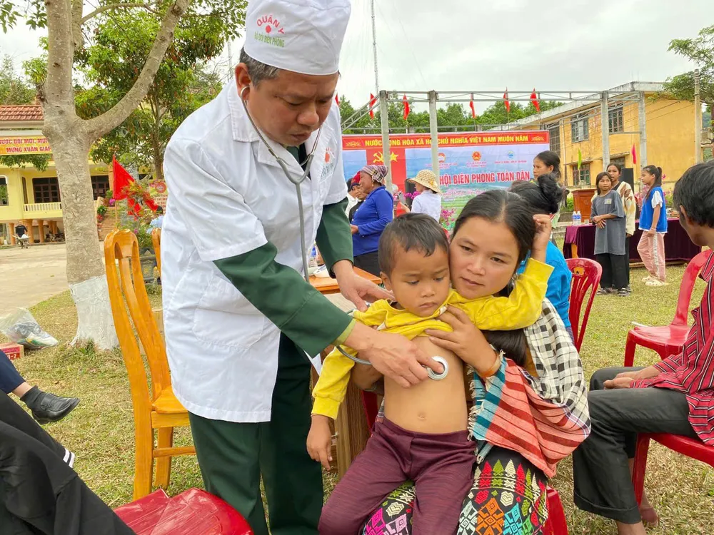 Bộ đội biên phòng Cồn Roàng khám bệnh cho trẻ em bản Ma Coong trong chương trình Tủ thuốc biên cương