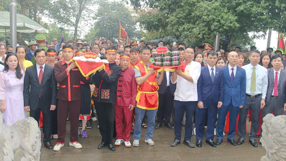 Dâng bánh chưng, bánh giầy lên các Vua Hùng. Ảnh: NGỌC LAM