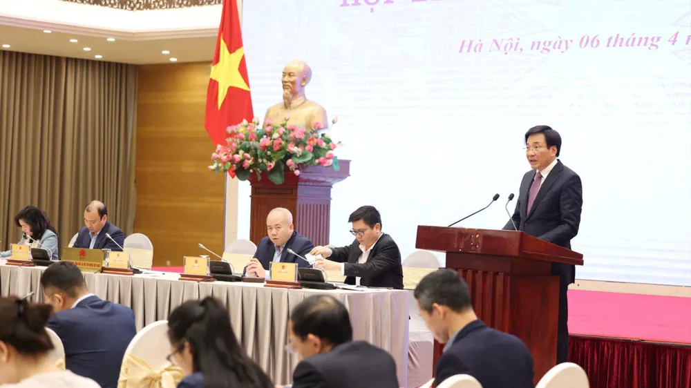 Bộ trưởng, Chủ nhiệm Văn phòng Chính phủ Trần Văn Sơn chủ trì và phát biểu tại cuộc họp báo Chính phủ thường kỳ, chiều 6-4. Ảnh: QUANG PHÚC