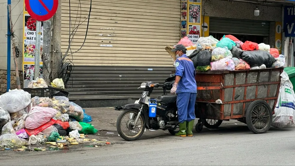 Đơn vị thu gom rác trên đường Cách Mạng Tháng 8, quận 3. Ảnh: THANH HIỀN