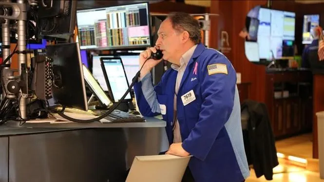 Hoạt động giao dịch tại sàn chứng khoán New York, Mỹ ngày 3-4-2025. Ảnh: TTXVN