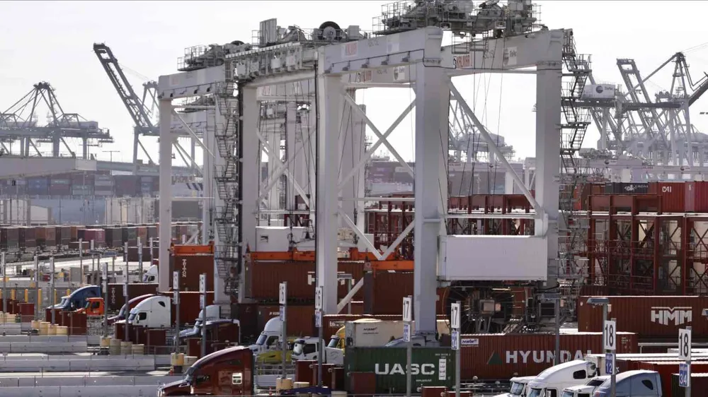 Cảng hàng hóa Los Angeles, bang California, Mỹ. Ảnh: THX/TTXVN