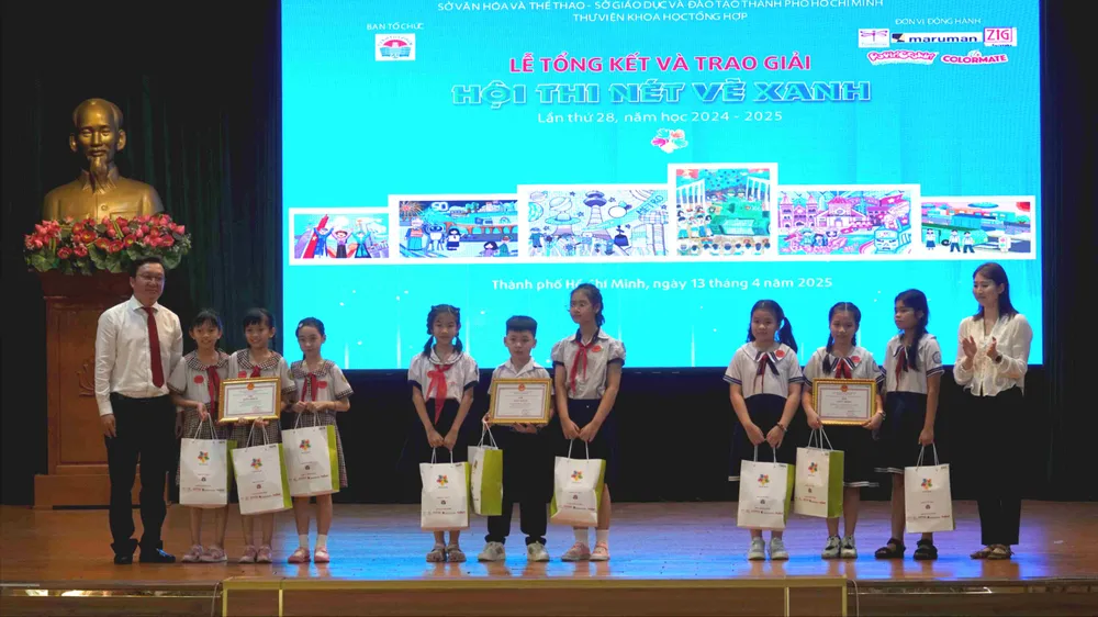 Các em thiếu nhi bảng B nhận giải. Ảnh: THÚY BÌNH