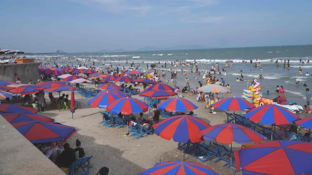 Du khách tắm biển Vũng Tàu dịp lễ Giỗ Tổ Hùng Vương 2025