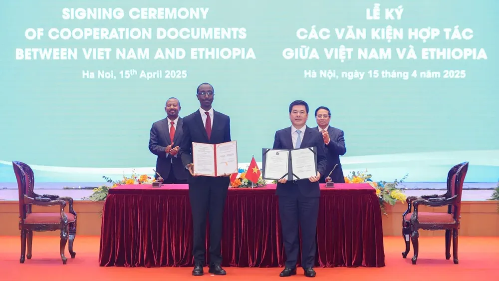 Lễ trao văn kiện hợp tác giữa hai nước. Ảnh: VIẾT CHUNG