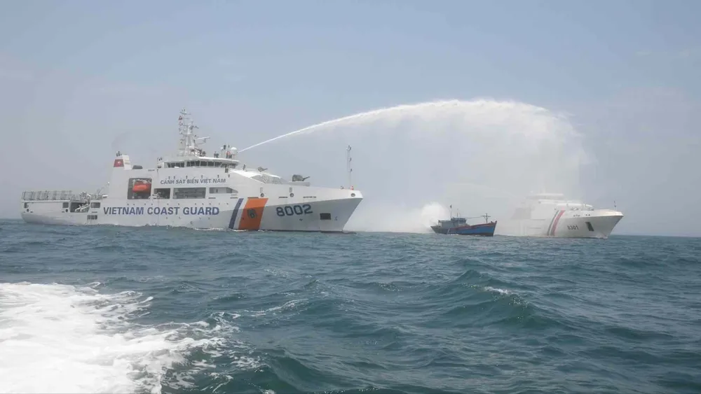 Luyện tập trên biển. Ảnh: NAM TRUNG