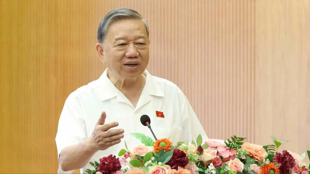 Tổng Bí thư Tô Lâm trao đổi với cử tri, sáng 17-4. Ảnh: QUANG PHÚC 