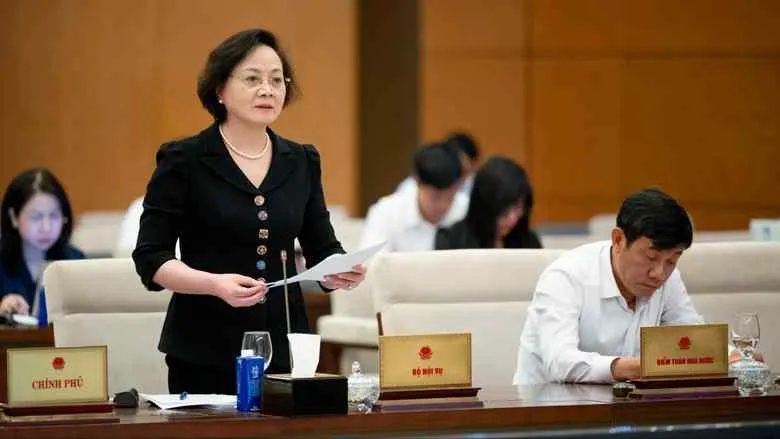 Bộ trưởng Bộ Nội vụ Phạm Thị Thanh Trà báo cáo về việc thực hiện cải cách tiền lương, điều chỉnh lương hưu, trợ cấp bảo hiểm xã hội