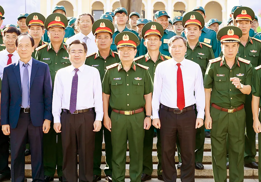 Đoàn đại biểu Ban Chỉ đạo Hội thảo khoa học cấp quốc gia Kỷ niệm 50 năm Ngày Giải phóng miền Nam, thống nhất đất nước dâng hoa Chủ tịch Hồ Chí Minh tại Công viên Tượng đài Chủ tịch Hồ Chí Minh. Ảnh: LÊ MINH