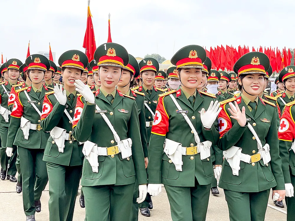 Nét tươi tắn của các nữ quân y trong khoảnh khắc kết thúc buổi hợp luyện diễu binh. Ảnh: HOÀNG HÙNG