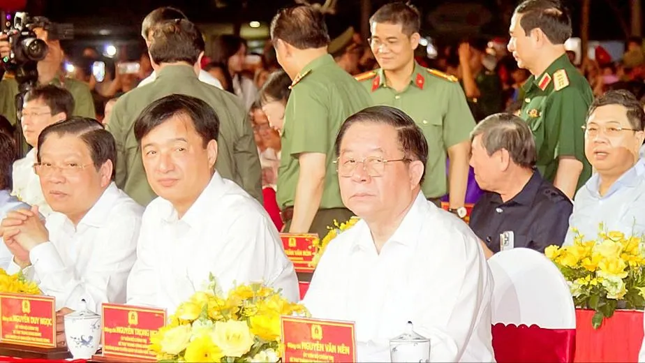 Các đồng chí: Trưởng Ban Nội chính Trung ương Phan Đình Trạc, Chủ nhiệm Ủy ban Kiểm tra Trung ương Nguyễn Duy Ngọc, Trưởng Ban Tuyên giáo và Dân vận Trung ương Nguyễn Trọng Nghĩa, dự chương trình. Ảnh: XUÂN TRUNG