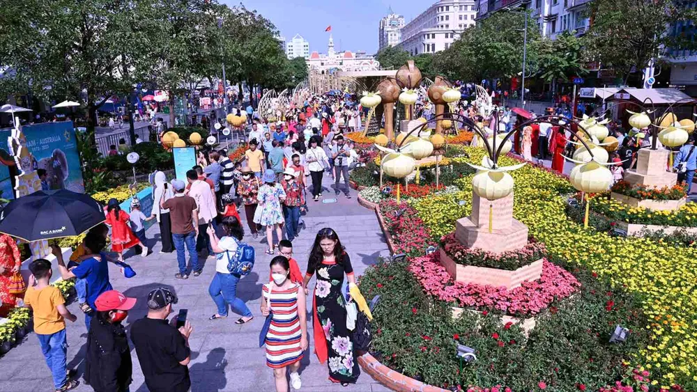 Đông đảo người dân thành phố, du khách bốn phương đến với Đường hoa Tết Nguyễn Huệ. Ảnh: LÊ AN