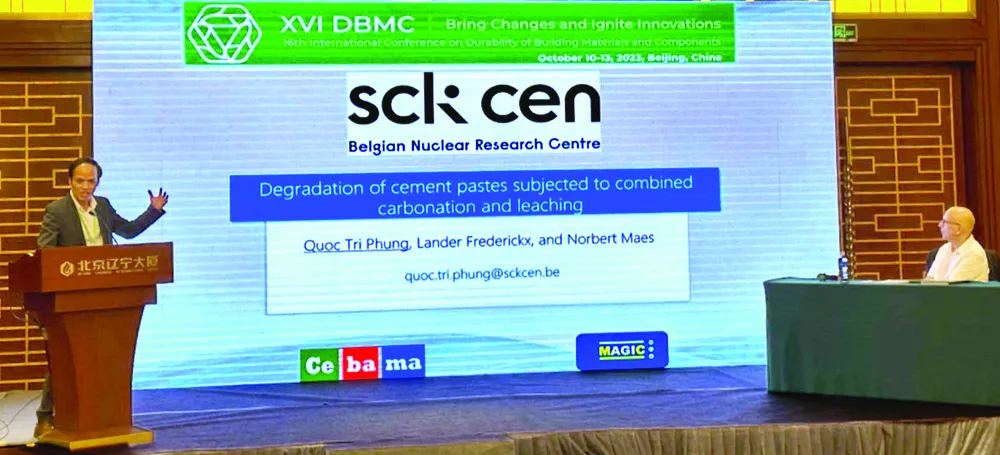 TS Phùng Quốc Trí trình bày tại hội thảo về độ bền vật liệu bê tông ở Bắc Kinh. Ảnh: NVCC
